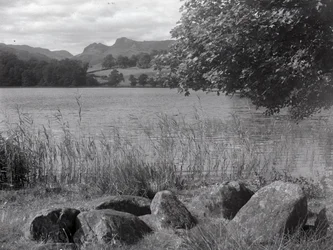 Widok na Loughrigg Tarn, na pierwszym planie kamienie osadzone w ziemi