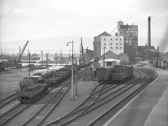 Widok wagonów towarowych i towarowo-osobowych na bocznicach w doku Silloth