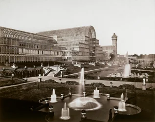 Crystal Palace w Londynie: ogrody i fontanny, ok. 1870 (zdjęcie czarno-białe)