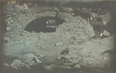 Athènes. T.[emple] de Min.[erve] Poliade (1er plans) / [Otwór cysterny u stóp Erektionu, Akropol, Ateny].