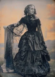 Kobieta w czarnej sukni z tafty i koronkowym szalu, ok. 1850