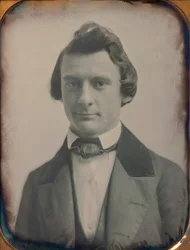 Młody mężczyzna w trzyczęściowym garniturze i muszce, lata 50. XIX wieku. Twórcy: Josiah Johnson Hawes, Albert Sands Southworth.