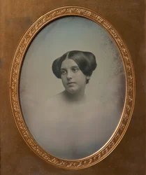Młoda kobieta z włosami upiętymi w dwa bułeczki, lata 50. XIX wieku. Twórcy: Josiah Johnson Hawes, Albert Sands Southworth.