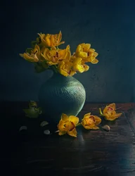 Martwa natura z złotą orchideą