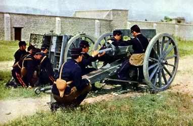 Francuscy żołnierze z moździerzem w akcji podczas bitwy nad Marną na wschód od Paryża, wrzesień 1914 (autochrome)