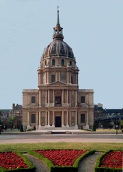 Widok południowy na kopułę hotelu des Invalides zrealizowaną przez Julesa Hardouina Mansarta (1646-1708) na podstawie projektu liberała Bruanda. 1679-1708 Paryż - Kopuła Hotelu des Invalides, zbudowana w latach 1679-1708 przez Hardouina Julesa Mansarta (16