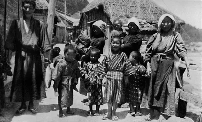Duża rodzina młodego rybaka w Nabuto, z dziewięciorgiem dzieci, ok. 1900, 1921