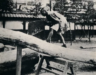Piłowanie i struganie wykonuje się za pomocą ciągnięcia zamiast ruchu napędowego, c1900, 1921
