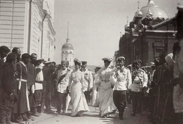 Rosyjska rodzina królewska zwiedzająca klasztor Sarowski, Rosja, 1903