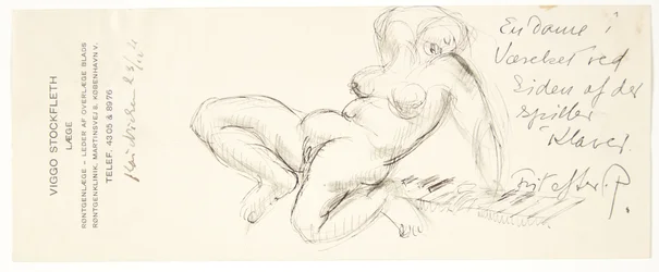 Naga dziewczyna leżąca na klawiszach pianina