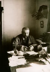 Aleksander Kuprin, rosyjski pisarz, przy swoim biurku, Gatchina, Rosja, początek XX wieku.