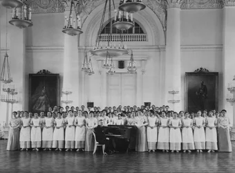 Uczennice Instytutu Smolnego dla Szlachetnych Dziewic na lekcji muzyki, ok. godz. 1913