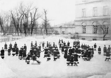 Uczennice Instytutu Smolnego dla Szlachetnych Dziewic na Winter Walk, ok. godz. 1913