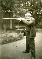 Rosyjski pisarz Aleksander Kuprin strzelający, Gatchina, Rosja, początek XX wieku.