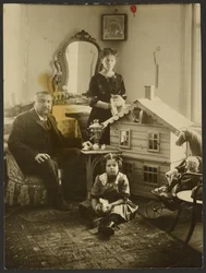 Aleksander Kuprin [słynny rosyjski pisarz] z rodziną