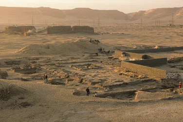 Abydos, Przegląd stanowiska ceremonialnego faraona Aha z I dynastii, ok. 2950 p.n.e.,..., 2005 (zdjęcie)