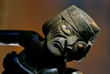 Huaca Dos Cabezas-Jecetepeque; Moche; pochówki, figurka mężczyzny przymocowana do ceramicznej butelki