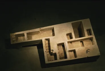 Wapienny model królewskiego grobowca, Średnie Państwo, 2002 r. (zdjęcie)