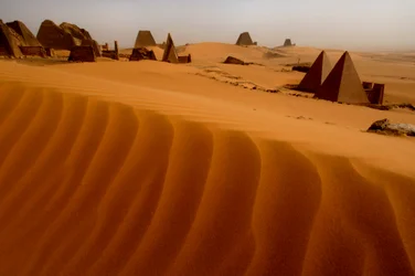 Piramidy w Meroe, piramidy w Begarawiyi, Sudan, Nubia, czarni faraonowie, Trzeci Okres Przejściowy…, 2007