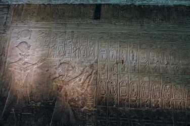 Najstarsza znana Lista Królewska, świątynia Setiego I w Abydos, Seti I stoi za Ramą..., 2005 (zdjęcie)