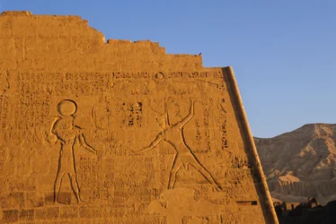 Ramzes III bijący wrogów, główna świątynia, pylon, Medinet Habu, Nowe Państwo, Egipt, malownicze