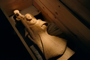 Posąg z piaskowca przedstawiający Nebre jako nosiciela sztandaru lwogłowej bogini wojny Sekhme..., 2002 (zdjęcie)