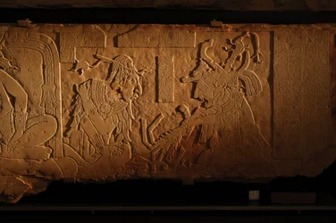 Świątynia 21, ława tronowa, rzeźba króla Akhala Mo Nab, Palenque, Meksyk, 2005 r. (fot.)
