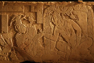 Świątynia 21, ława tronowa, rzeźba króla Akhala Mo Nab, Palenque, Meksyk, 2005 r. (fot.)