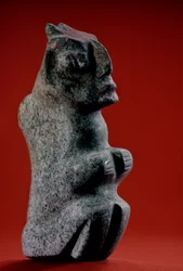 rzeźbiona kamienna figurka w pozycji siedzącej ze śladami farby, Tenochtitlan, Templo Mayor, Aztekowie,..., 2010 (zdjęcie ilustracyjne)