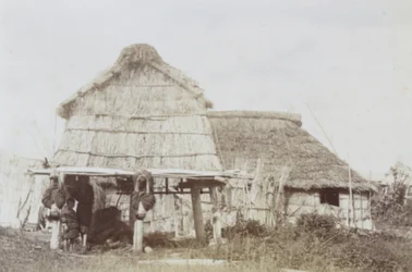 Magazyn Ajnów z dziećmi Ajnów, ok. 1890 (odbitka żelatynowo-srebrowa)