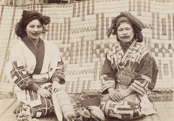 Kobiety Ainu, ok. 1890 (srebrna odbitka żelatynowa)