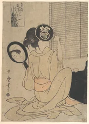 Takashima Ohisa ogląda swoją fryzurę w dwóch lustrach