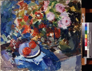 Astry i pomidory (astry i pomidory). Martwa natura, z dużym bukietem kwiatów i talerzem z dwoma pomidorami, postawionym na stole. Obraz Konstantina Aleksiejewicza Korovina (Constantin Korovin) (1861-1939), olej na płótnie