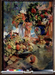 Martwa natura z niebieską wazą. Na stole naczynie wypełnione owocami (winogrona i jabłka) z dwoma bukietami kwiatów. Obraz Konstantina Aleksiejewicza Korovina (Constantin Korovin) (1861-1939), olej na płótnie