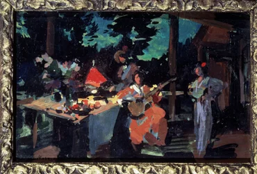 Taras, wieczór w dworku. (Taras. Wieczór w wiejskim domu). Stół zastawiony jedzeniem, kobieta gra na gitarze, a otaczają ją dwie inne postacie. Grafika: Konstantin Aleksiejewicz Korovin (Constantin Korovin) (1