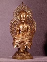 Sztuka koreańska: złota statuetka Buddy. Okres Silla, VIII-X wiek. Muzeum Narodowe Korei