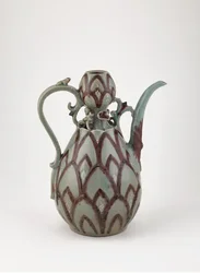 Ewer, połowa XIII w. (kamionka z miedziano-czerwonym pigmentem i białym poślizgiem pod seledynową glazurą)