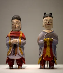 Figurki w stroju szamana. Polichromowane drewniane statuetki, art coreen
