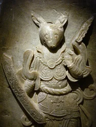 Ozdoba nagrobna, zodiakalny królik na agalmatolicie, VIII w. w okresie Królestwa Północnego i Południowego, Korea. Fotografia, Muzeum Narodowe w Seulu, Republika Korei