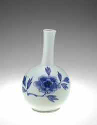 Butelka Punwon ware, prowincja Kyonggido, okres Chosan (porcelana z pigmentem kobaltowym pod przezroczystym bezbarwnym szkliwem)