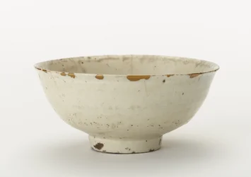 Miseczka do herbaty (koraijawan), koniec XVI-początek XVII w. (porcelana z przeźroczystą emalią, naprawy złotym lakierem)