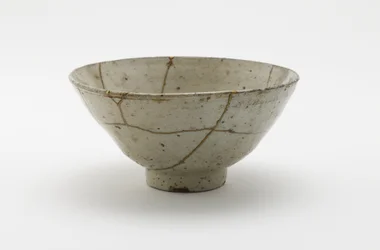 Miseczka do herbaty (koraijawan), II poł. XVI w. (porcelana z przeźroczystą, jasnoniebieską emalią, naprawy złotym lakierem)