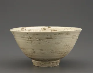 Miseczka do herbaty, prawdopodobnie prowincja Kyongsang Namdo, okres Choson, II poł. XVI w. (porcelana z przezroczystą glazurą)