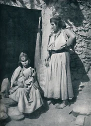 Kobiety Kabyle w drzwiach swojego mieszkania w pobliżu wybrzeża Morza Śródziemnego, Algieria, 1912 r.