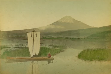 Japonia: Mount Fuji-Yama (Fuji Yama) z żaglówką na pierwszym planie nad jeziorem Hokome
