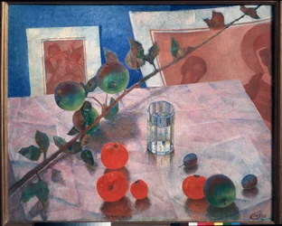 Martwa natura w kolorze różowym. (na rogu stołu, przed rycinami, szklanka wody, gałązka jabłoni, śliwki i pomidory). Obraz Kuzmy Sergeyevich Petrov Vodkin (Petrov-Vodkin) (Kouzma Petrov Vodkin) (Petrov-Vodkin) (1878-1939), olej na