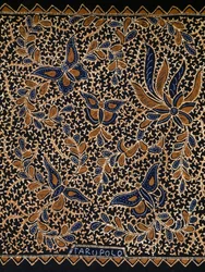 Batik z tradycyjną dekoracją z motyli i kwiatów, Jawa, Indonezja, detal