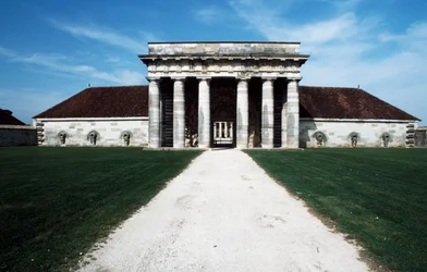 Główne wejście do Królewskich Żup Solnych (Saline Royale), Arc-et-Senans, Franche-Comte, Francja