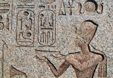 Obelisk z płaskorzeźbami i inskrypcjami Ramzesa II, Wielka Świątynia Amona, Tanis, Egipt, cywilizacja egipska, Nowe Państwo, XIX dynastia