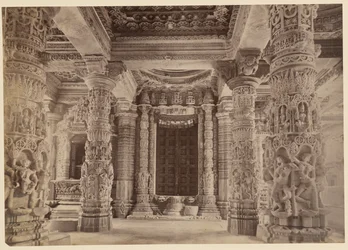 Drzwi i górne filary, świątynia Delwara, Mount Abu